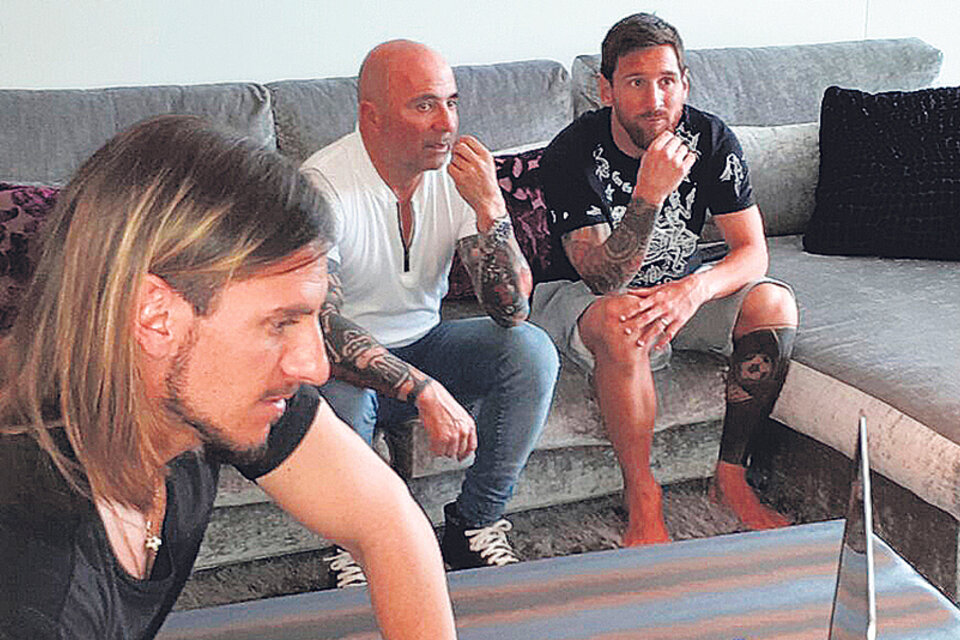 Messi y Sampaoli miran la pantalla que controla el ayudante Sebastián Beccacece.