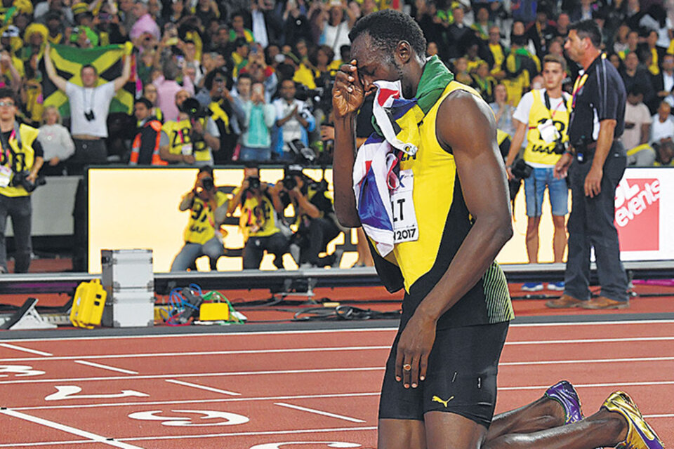 Usain Bolt de rodillas después de su derrota. “Es una pena que no haya podido ganar”, dijo. (Fuente: AFP)