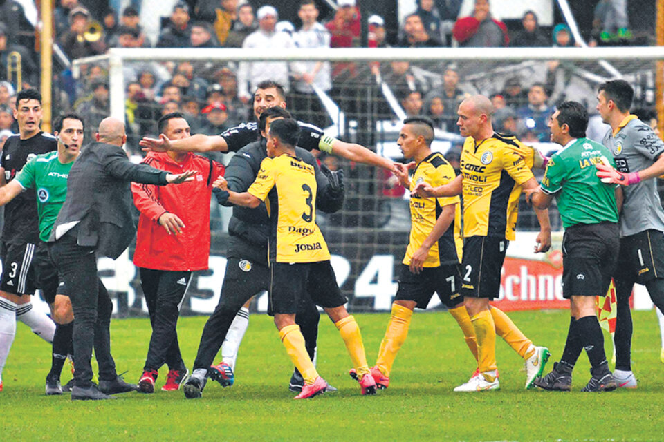 El árbitro Vigliano suspendió el partido tras el ingreso a la cancha del jugador Leandro Freyre. (Fuente: Télam)