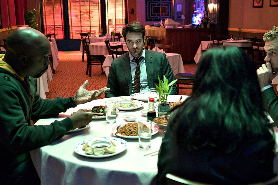En su primera escena juntos, en un restaurant chino, los cuatro actores disipan las dudas con una notable química.