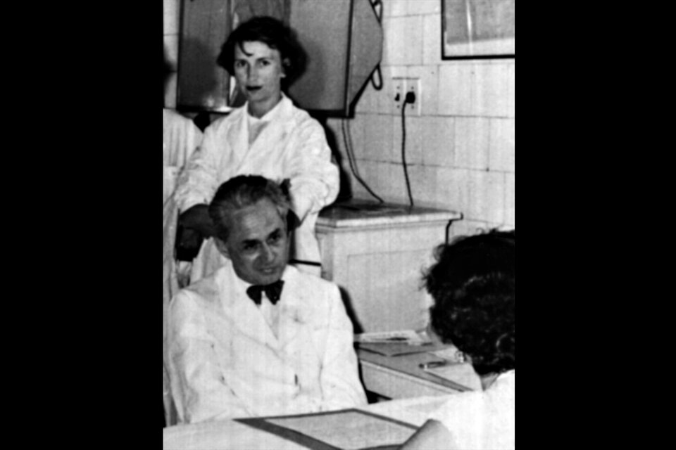 Dra. Lydia Coriat, en observación de consulta clínica a cargo del Dr. Florencio Escardó. Sala XVII, Hospital de Niños Ricardo Gutiérrez. Buenos Aires. Circa 1956.