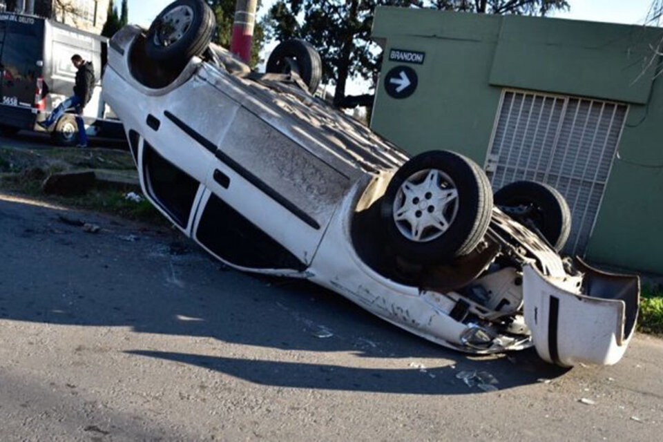 Así quedó el Corsa impactado a alta velocidad en Italia y Brandoni en la zona sur de Rosario.