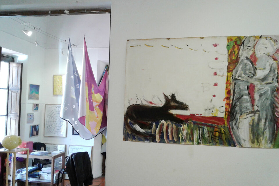 Pintura de Roberto Echen en el stand de Estudio G; detrás, vista del stand de Crudo.