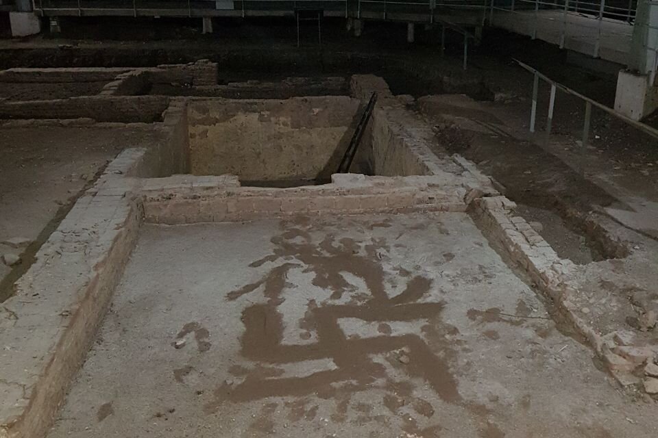 Cruces svásticas y destrozos en las excavaciones de la Mansión Seré