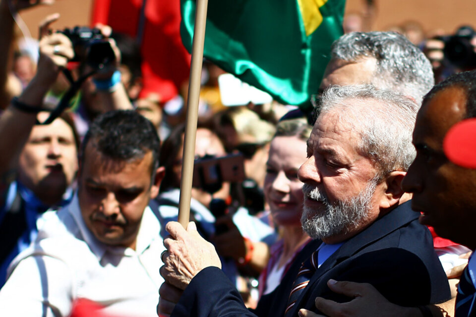 Cientos de simpatizantes del PT recibieron a Lula en Curitiba. (Fuente: AFP)