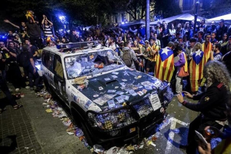 La multitud la emprendió contra autos de la Guardia Civil en Barcelona. (Fuente: EFE)