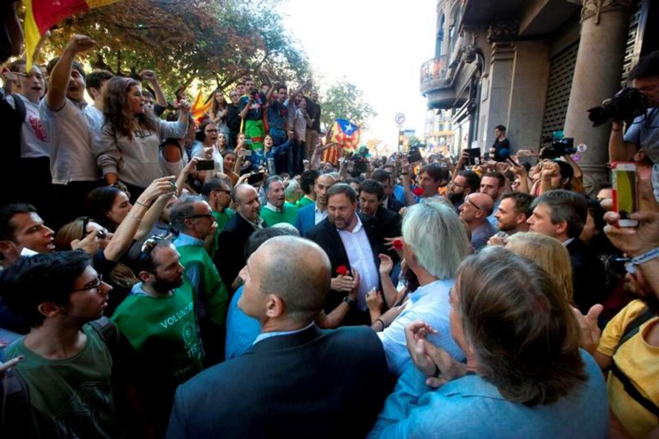El vice catalán, Oriol Junqueras (centro), llega a la Consejería de Economía, en reclamo contra los arrestos. (Fuente: EFE)
