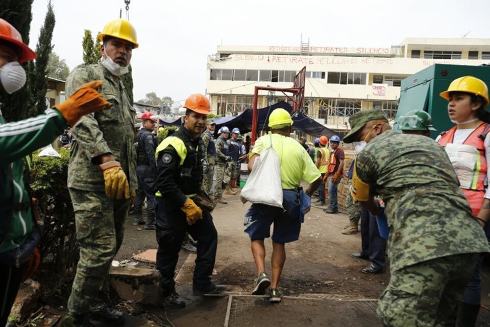 Labores de rescate en la zona donde se derrumbó el colegio al que se supuso que iba la inexistente Frida. (Fuente: EFE)