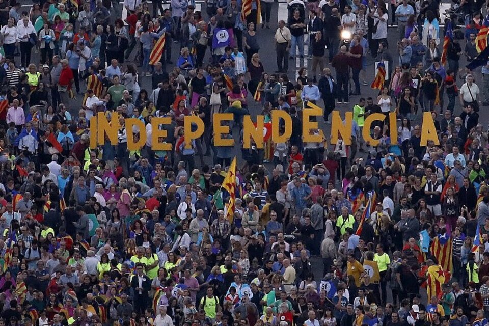 Miles de catalanes se juntaron en Montjuic a favor de separarse de España. (Fuente: EFE)