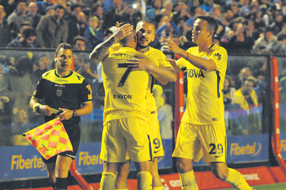 Pavón, de espaldas, recibe el abrazo de Benedetto por su gol, mientras Jara se suma al festejo. (Fuente: Julio Martín Mancini)