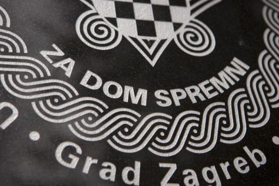La placa con el saludo que los nazis croatas usaban en la Segunda Guerra.