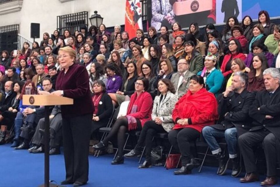 Bachelet, en el acto en el que promulgó la ley del aborto no punible. (Fuente: Twitter)