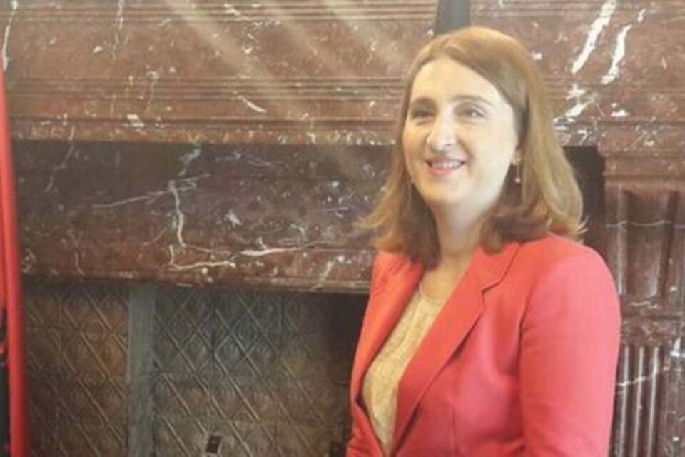 Suela Janina, la diplomática de Albania que derrumbó una noticia falsa. (Fuente: Twitter)