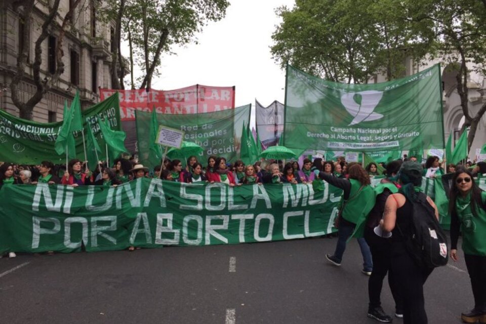 Miles de mujeres avanzan por Avenida de Mayo por el aborto legalizado. (Fuente: Twitter)