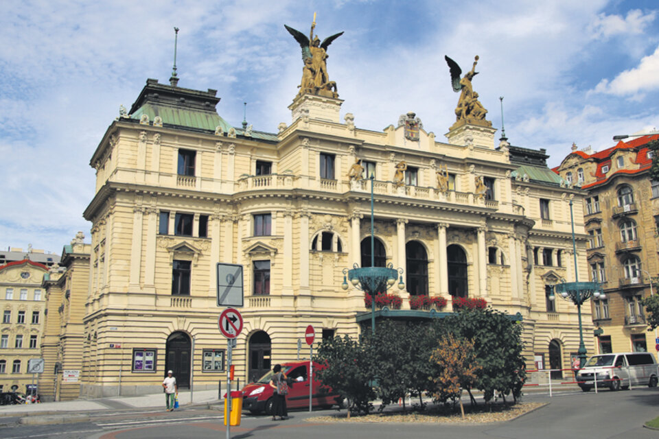 El Teatro Vinohrady, levantado cuando el barrio aún era una zona de viñedos fuera de Praga. (Fuente: Graciela Cutuli)