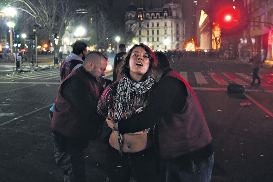 Ada Luz el viernes en la Plaza, en el momento en que era detenida. (Fuente: Pablo Piovano)