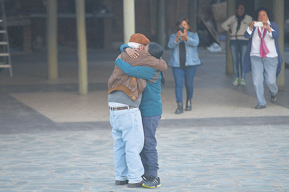 Milagro Sala se abraza con su esposo, Raúl Noro, al arribar a la casa de El Carmen. (Fuente: DyN)