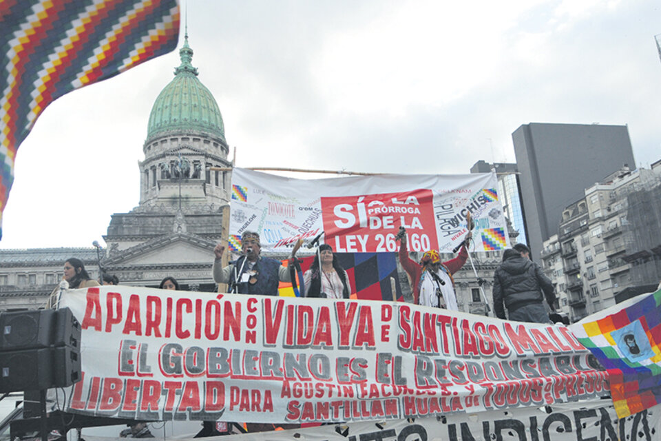 Los integrantes de organizaciones indígenas y sociales siguieron la sesión en las afueras del Congreso. (Fuente: Guadalupe Lombardo)