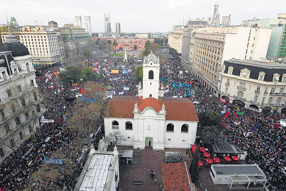 Toda la Plaza pidió por Santiago Maldonado. Los organizadores calcularon que participaron 250 mil personas. (Fuente: AFP)