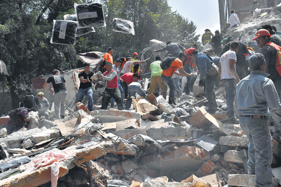 Las tareas de rescate continúan en México tras el corte por protocolo debido al sismo en Oaxaca. (Fuente: AFP)