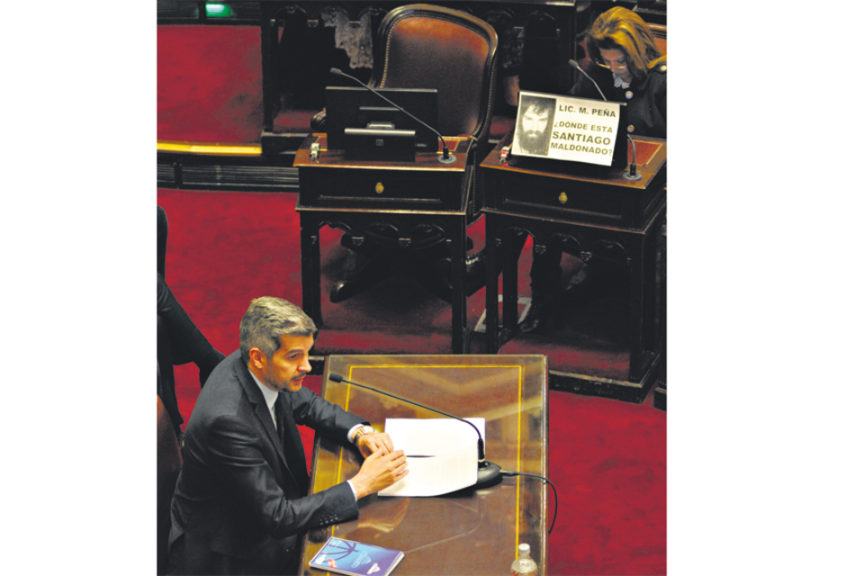 Peña fue recibido en el Senado con carteles sobre Maldonado por los legisladores del kirchnerismo. (Fuente: Sandra Cartasso)