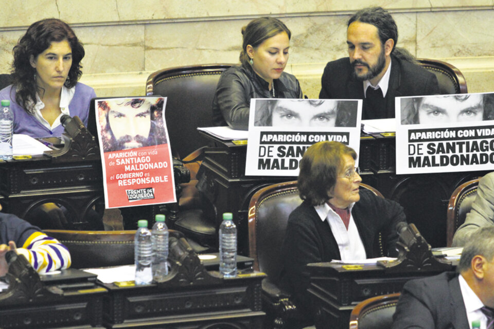 Como en la última sesión, los diputados opositores colocaron sobre sus bancas carteles por Maldonado. (Fuente: Bernardino Avila)