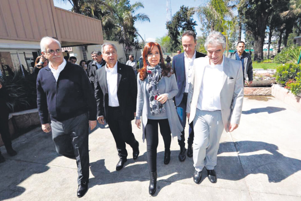 Cristina Kirchner recorrió ayer Ituzaingó junto a Jorge Taiana y al intendente Alberto Descalzo. (Fuente: DyN)
