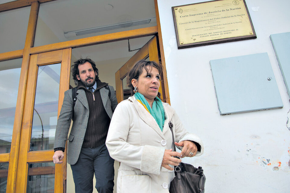 Verónica Heredia, abogada de la familia Maldonado, al salir del juzgado federal de Esquel. (Fuente: Télam)