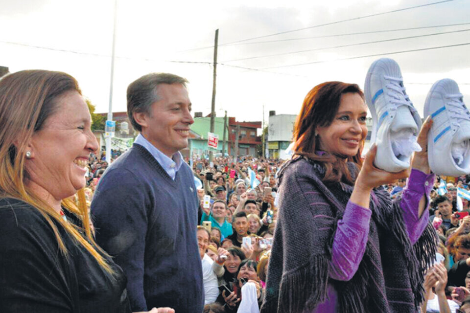 Cristina Kirchner junto al intendente Fernando Gray en el acto de ayer en Esteban Echeverría. (Fuente: DyN)