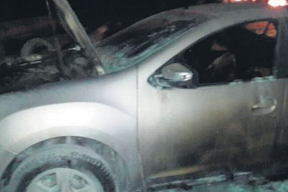 Uno de los autos incendiados en una concesionaria de Neuquén, donde se sospecha de ex empleados.