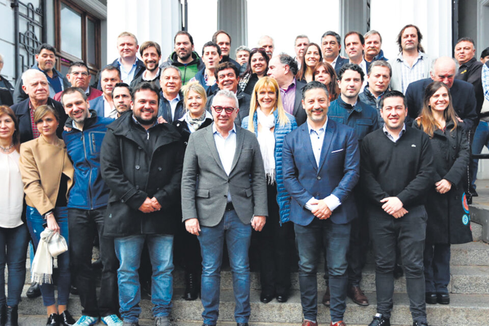 Intendentes, legisladores y dirigentes del peronismo congregados por el homenaje a Cafiero.