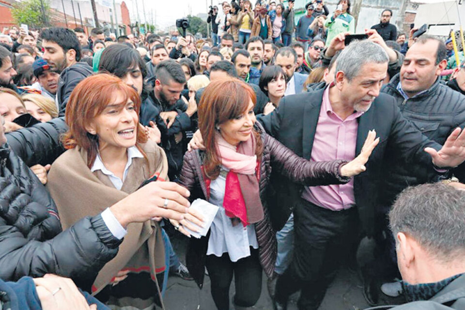 Cristina Kirchner caminó unas cuadras y generó un gran revuelo en Villa Corina.