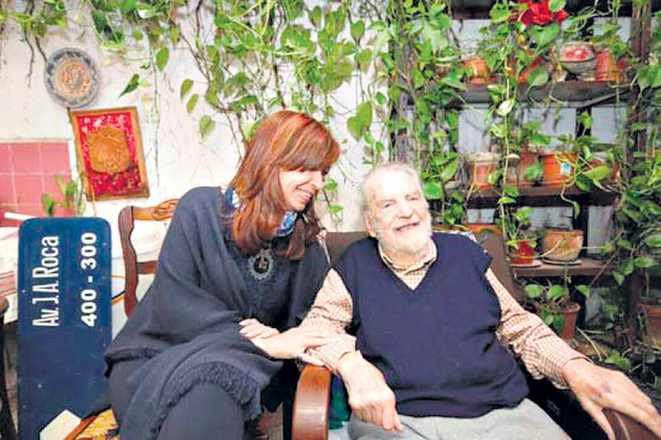 Cristina Kirchner escuchó anécdotas de Osvaldo Bayer sobre su exilio en Alemania.