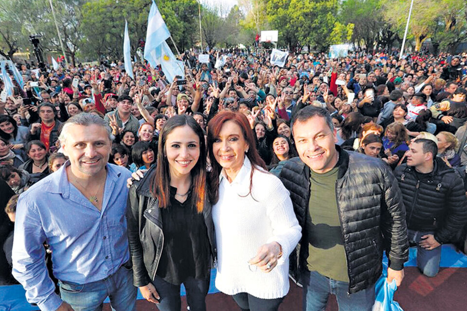 Cristina Kirchner junto a los candidatos Marcos Di Palma y Romina Uhrig y el intendente Walter Festa. (Fuente: DyN)