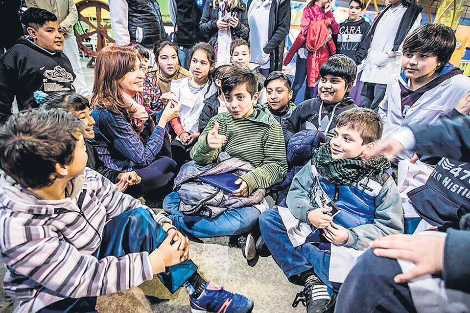 Cristina Kirchner conversó con niños en el centro Abremate. (Fuente: DyN)