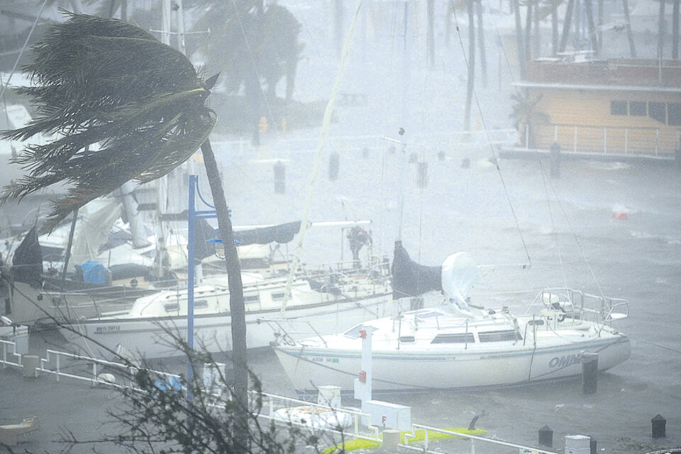 Los yates se movían en el puerto como si estuvieran en alta mar. (Fuente: AFP)