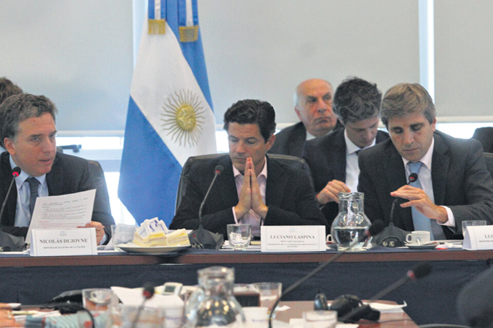 Nicolás Dujovne, ministro de Hacienda; Luciano Laspina, diputado, y Luis Caputo, de Finanzas, en la presentación del Presupuesto. (Fuente: Bernardino Avila)
