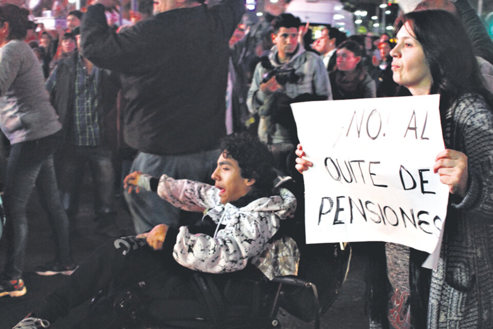 Una marcha de personas con discapacidad reclamó en junio por las pensiones eliminadas. (Fuente: Leandro Teysseire)