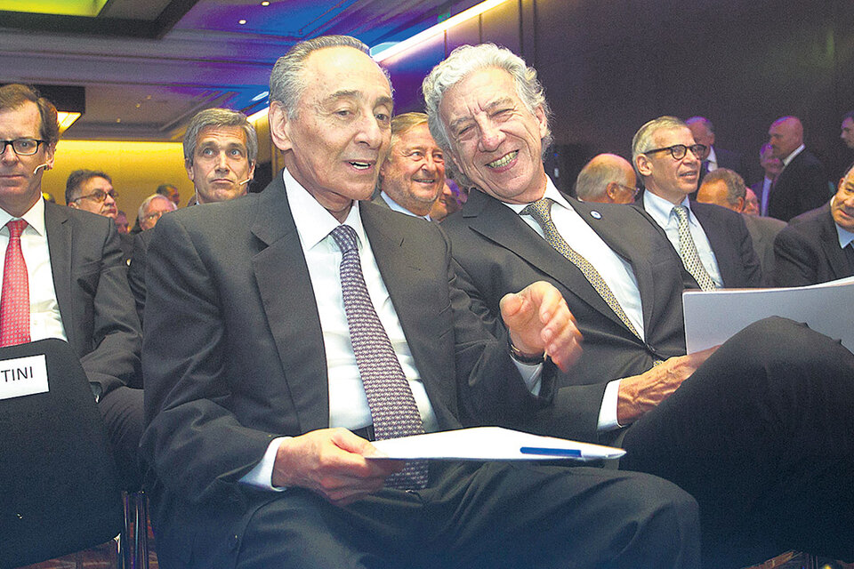 Sonrisas en el Duhau. Héctor Magnetto (Clarín) junto a Jaime Campos en el Encuentro de AEA de esta semana. (Fuente: DyN)