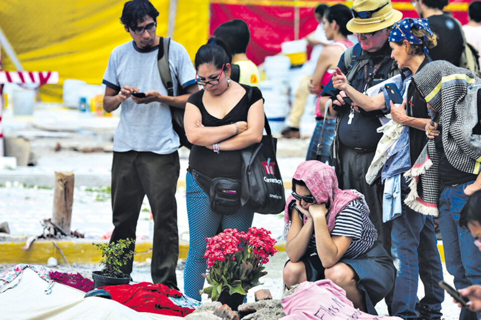 Entre los escombros, los homenajes a las víctimas del terremoto. (Fuente: AFP)
