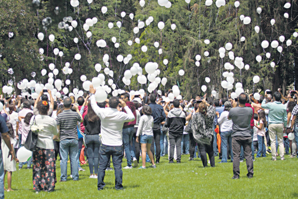 La suelta de globos blancos, un momento de tensión y lágrimas.