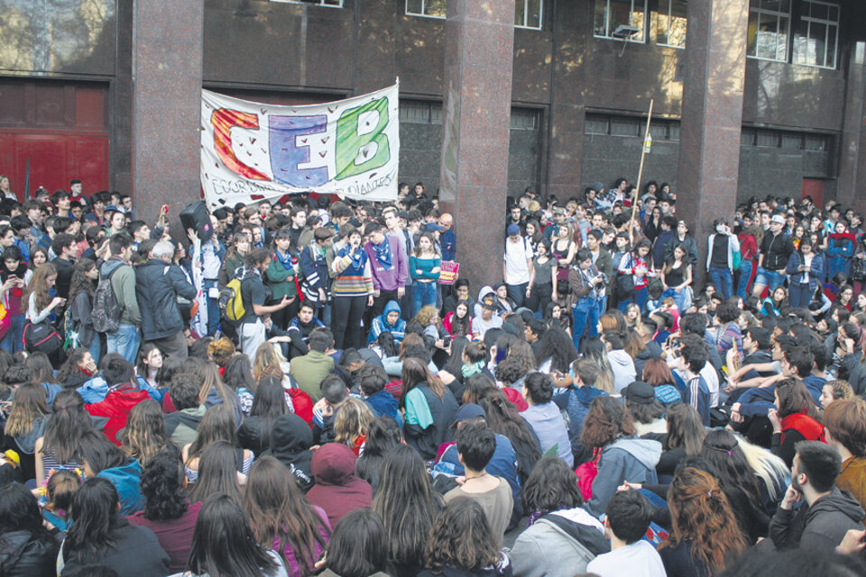 Los manifestantes entregaron un petitorio en el Ministerio de Educación. (Fuente: Alejandro Leiva)
