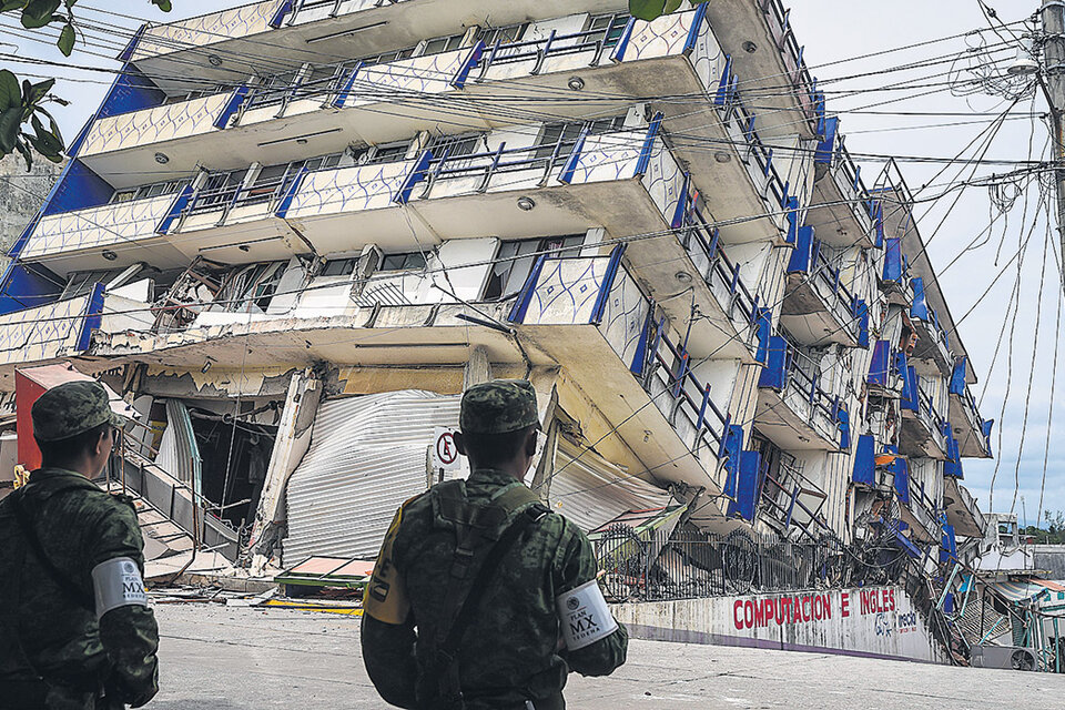 Los soldados custodian que nadie se acerque al colapsado hotel Sensación, en el estado de Oaxaca.