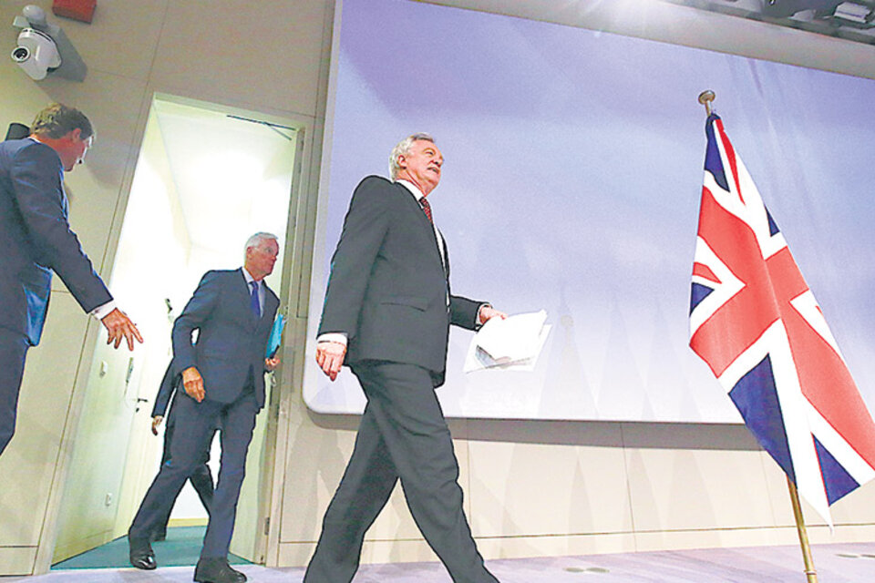 El negociador jefe británico David Davis (derecha) y el de la UE, Michel Barnier (centro). (Fuente: EFE)