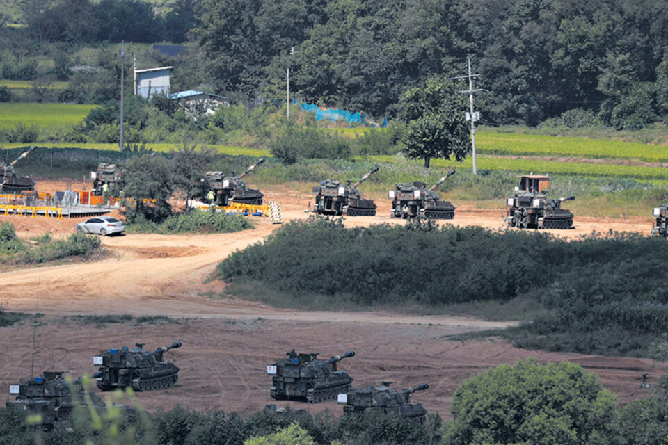 Ejercicios militares surcoreanos ante un hipotético ataque norcoreano, ayer cera de la zona desmilitarizada. (Fuente: EFE)