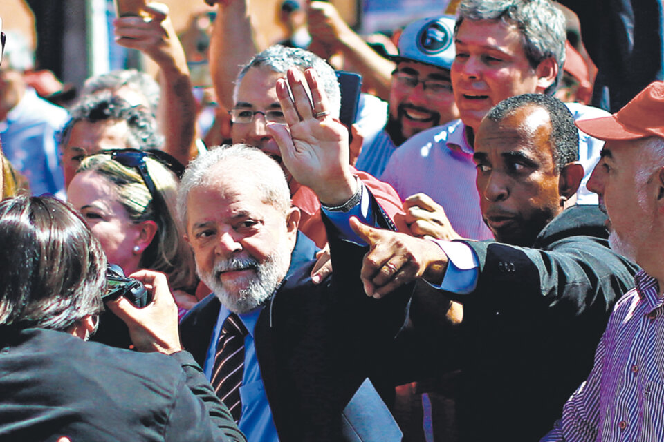 Lula da Silva fue a declarar acompañado de militantes del PT y campesinos sin tierra. (Fuente: AFP)