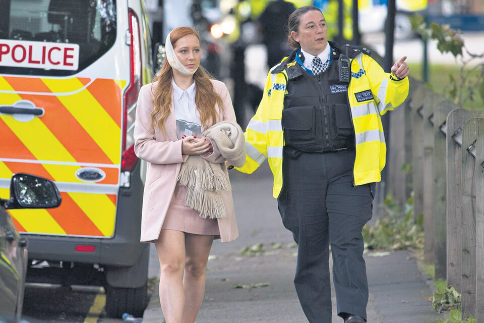 Una agente de policía escolta a una herida cerca de la estación Parsons Green de Londres, donde ocurrió el atentado. (Fuente: EFE)