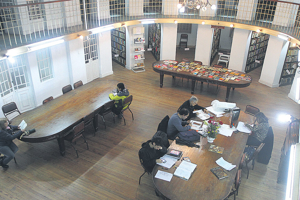 El salón de lectura de la Biblioteca Popular Juan N. Madero, de San Fernando. (Fuente: Carolina Camps)