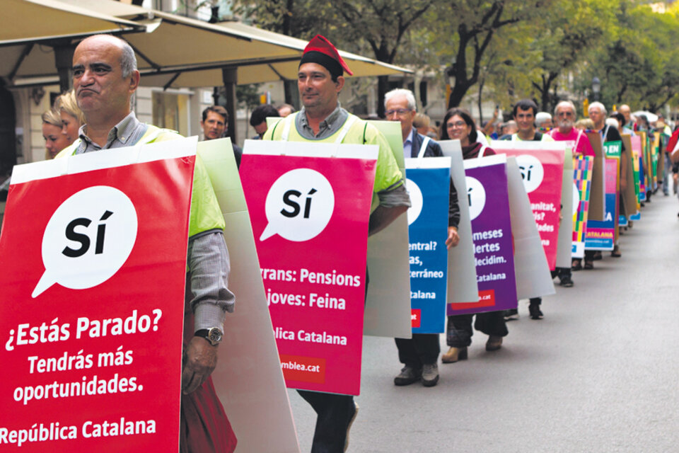 La Asamblea Nacional Catalana celebró un acto en el que algunos de sus miembros se disfrazaron de anuncio a favor del SI a la autodeterminación. (Fuente: EFE)
