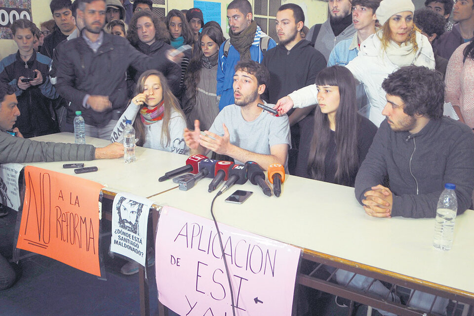 Los estudiantes dieron una conferencia de prensa en la que anunciaron la continuación de las tomas. (Fuente: Guadalupe Lombardo)